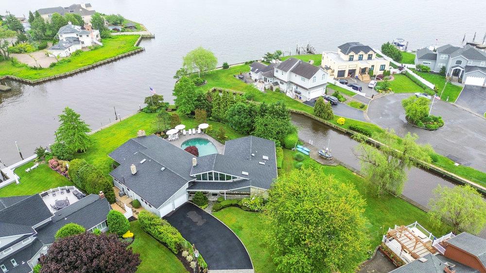 28 DEERINGWOOD Lane, Babylon, NY 11702