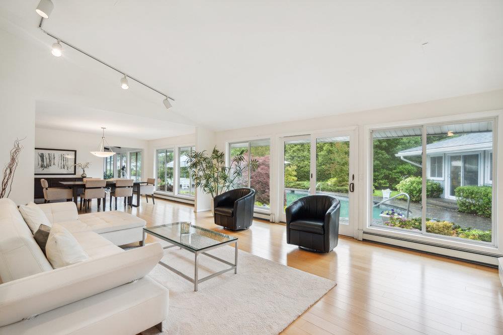 28 DEERINGWOOD Lane, Babylon, NY 11702