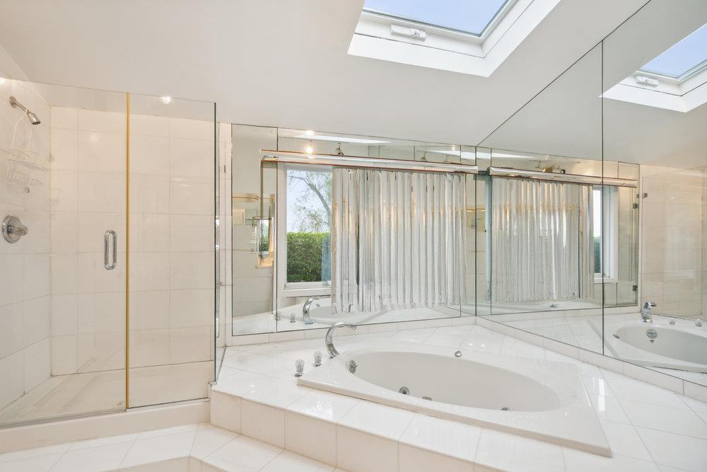 28 DEERINGWOOD Lane, Babylon, NY 11702