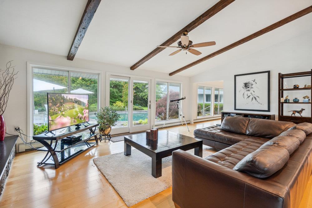 28 DEERINGWOOD Lane, Babylon, NY 11702