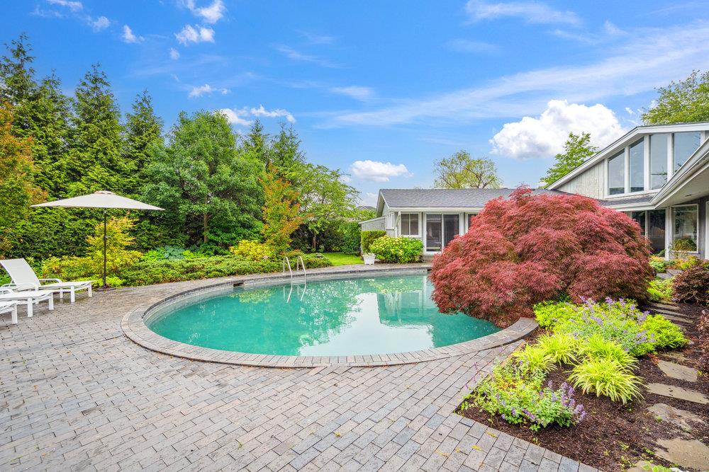 28 DEERINGWOOD Lane, Babylon, NY 11702