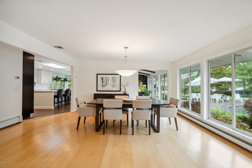 28 DEERINGWOOD Lane, Babylon, NY 11702