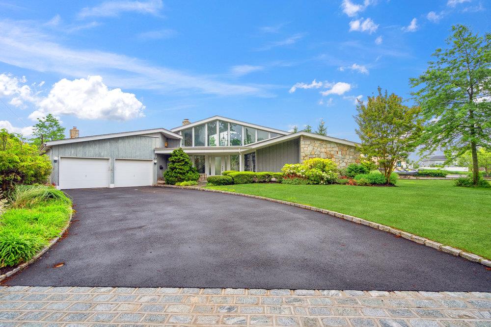 28 DEERINGWOOD Lane, Babylon, NY 11702