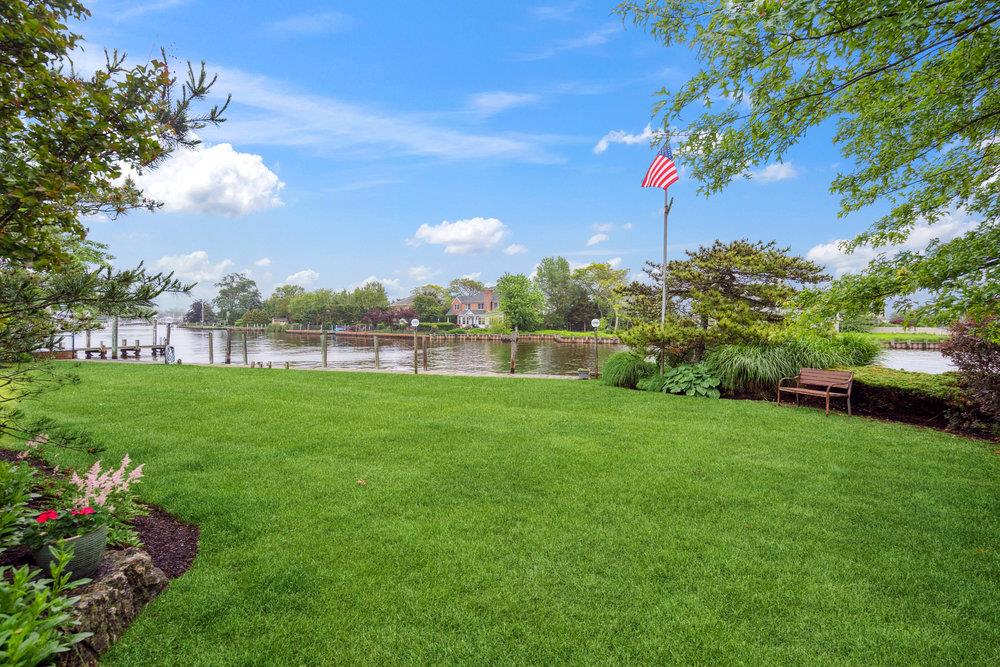 28 DEERINGWOOD Lane, Babylon, NY 11702