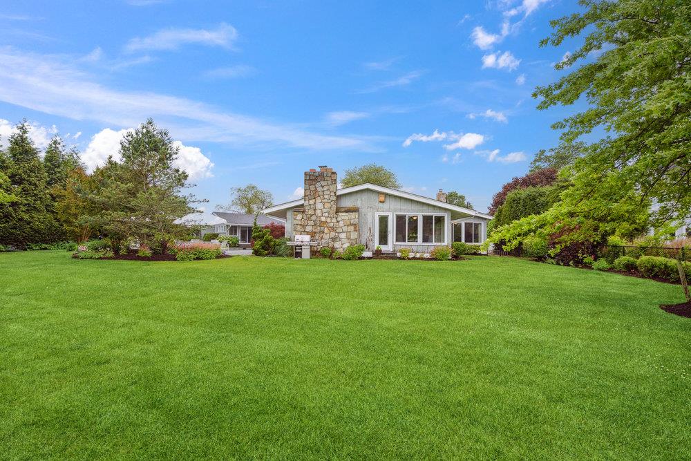 28 DEERINGWOOD Lane, Babylon, NY 11702