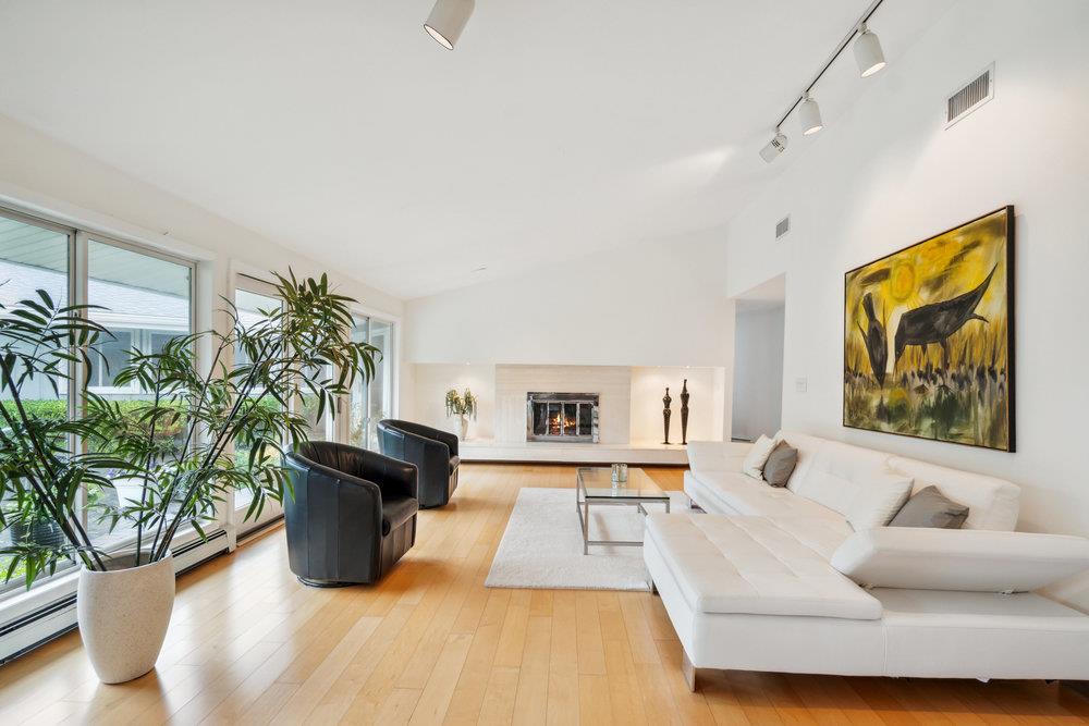 28 DEERINGWOOD Lane, Babylon, NY 11702