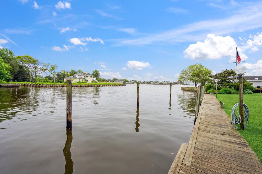 28 DEERINGWOOD Lane, Babylon, NY 11702