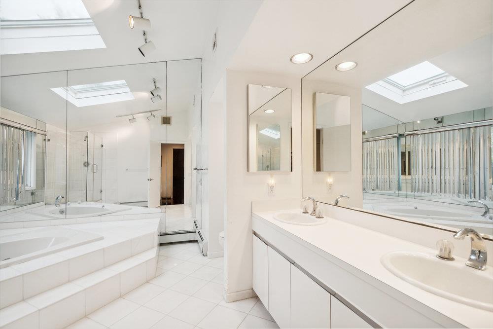 28 DEERINGWOOD Lane, Babylon, NY 11702