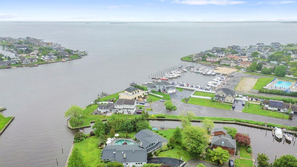 28 DEERINGWOOD Lane, Babylon, NY 11702