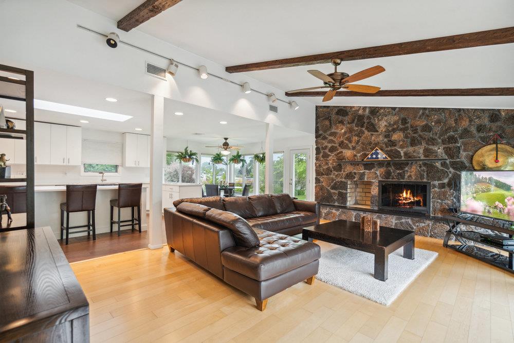 28 DEERINGWOOD Lane, Babylon, NY 11702