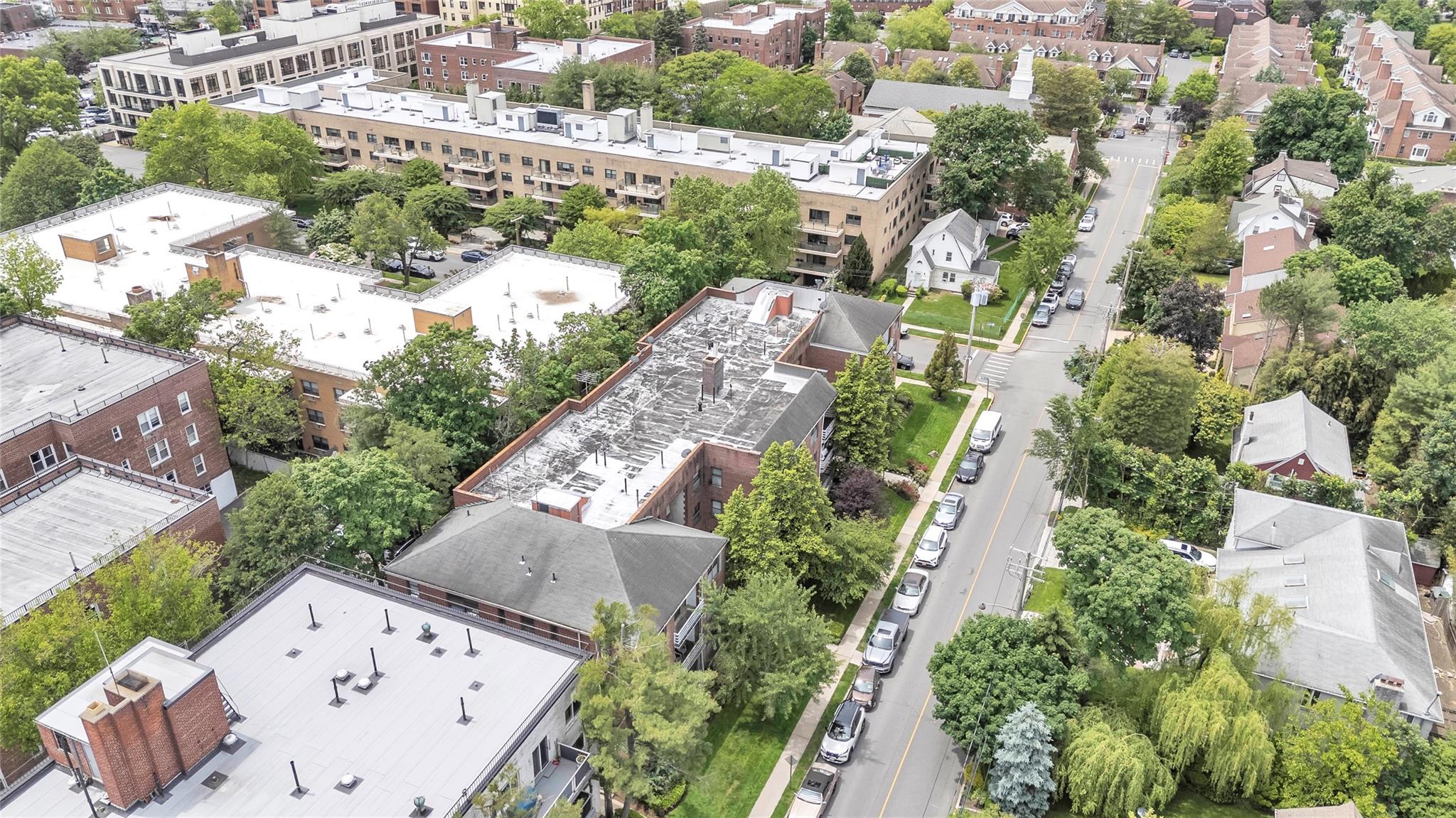 16 Stoner Avenue # 1F, Great Neck, NY 11021