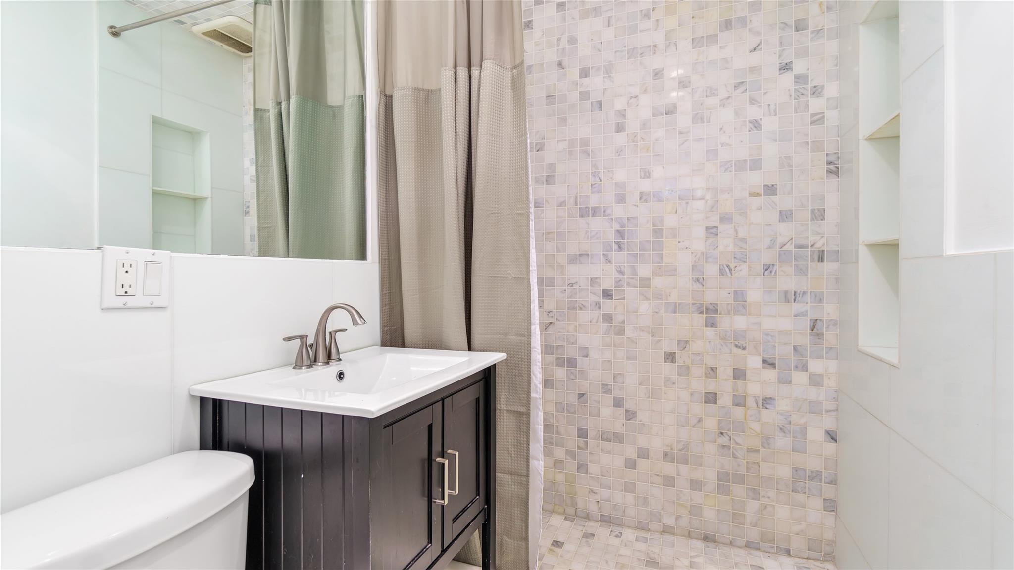 16 Stoner Avenue # 1F, Great Neck, NY 11021