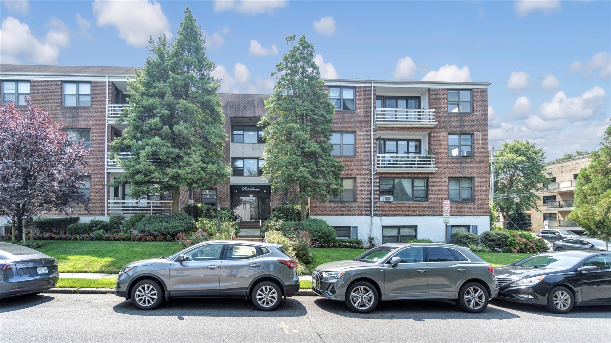 16 Stoner Avenue # 1F, Great Neck, NY 11021