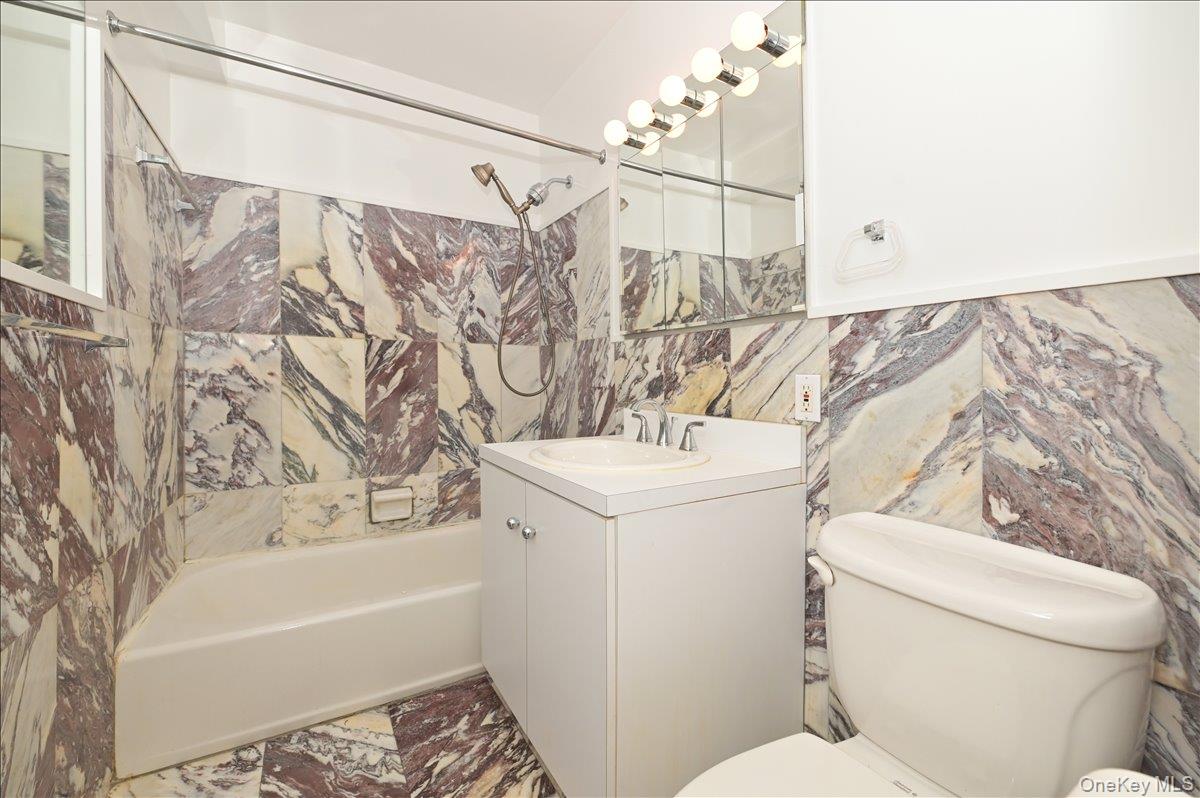 25 CANTERBURY Road # 3-T, Great Neck, NY 11021