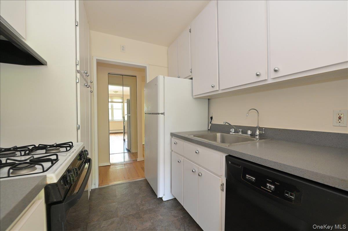 25 CANTERBURY Road # 3-T, Great Neck, NY 11021