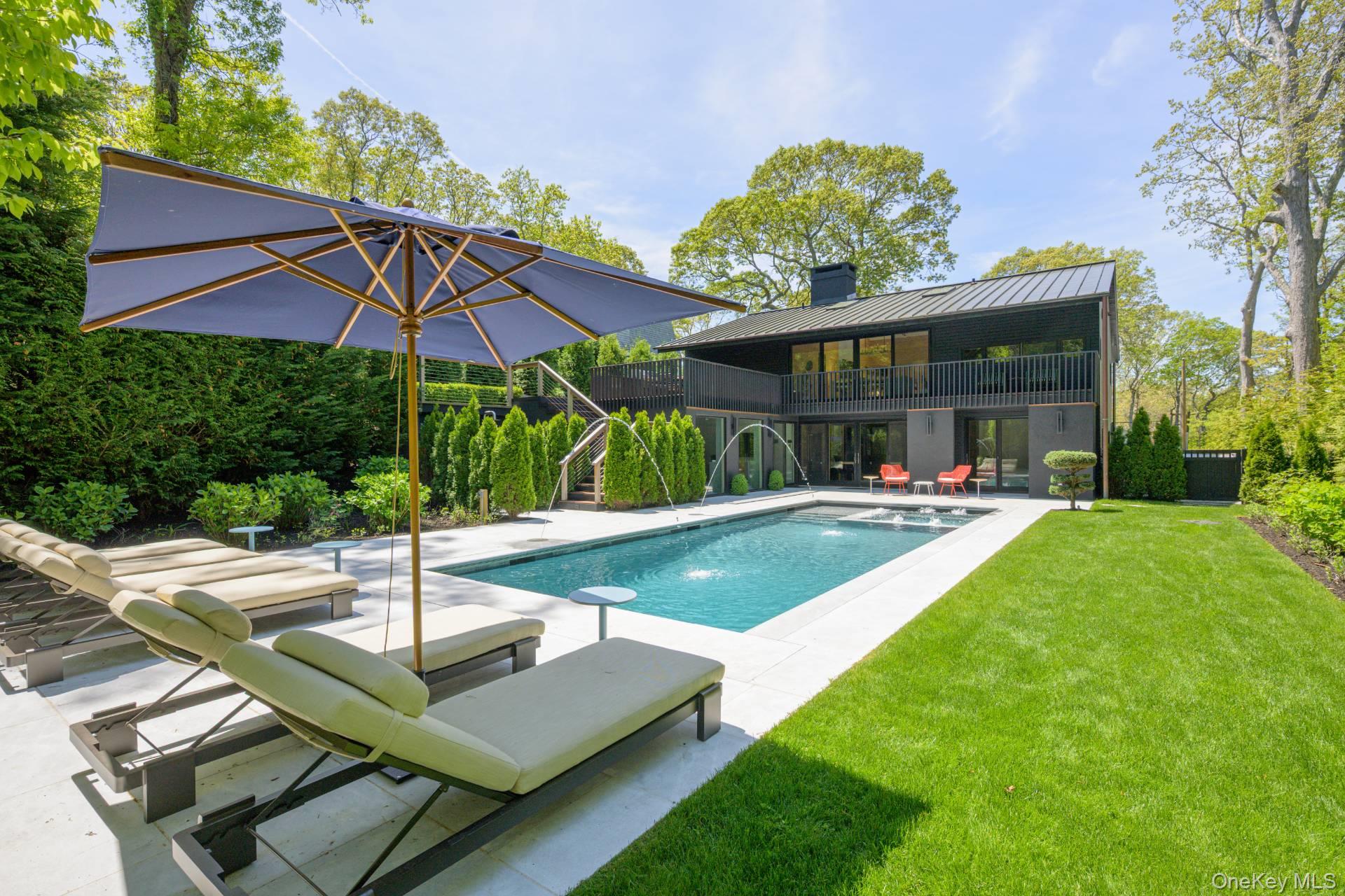 18 Knoll Road, Southampton, NY 11968