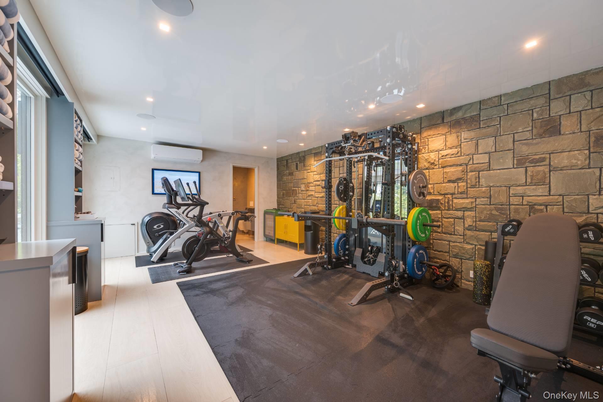 18 Knoll Road, Southampton, NY 11968