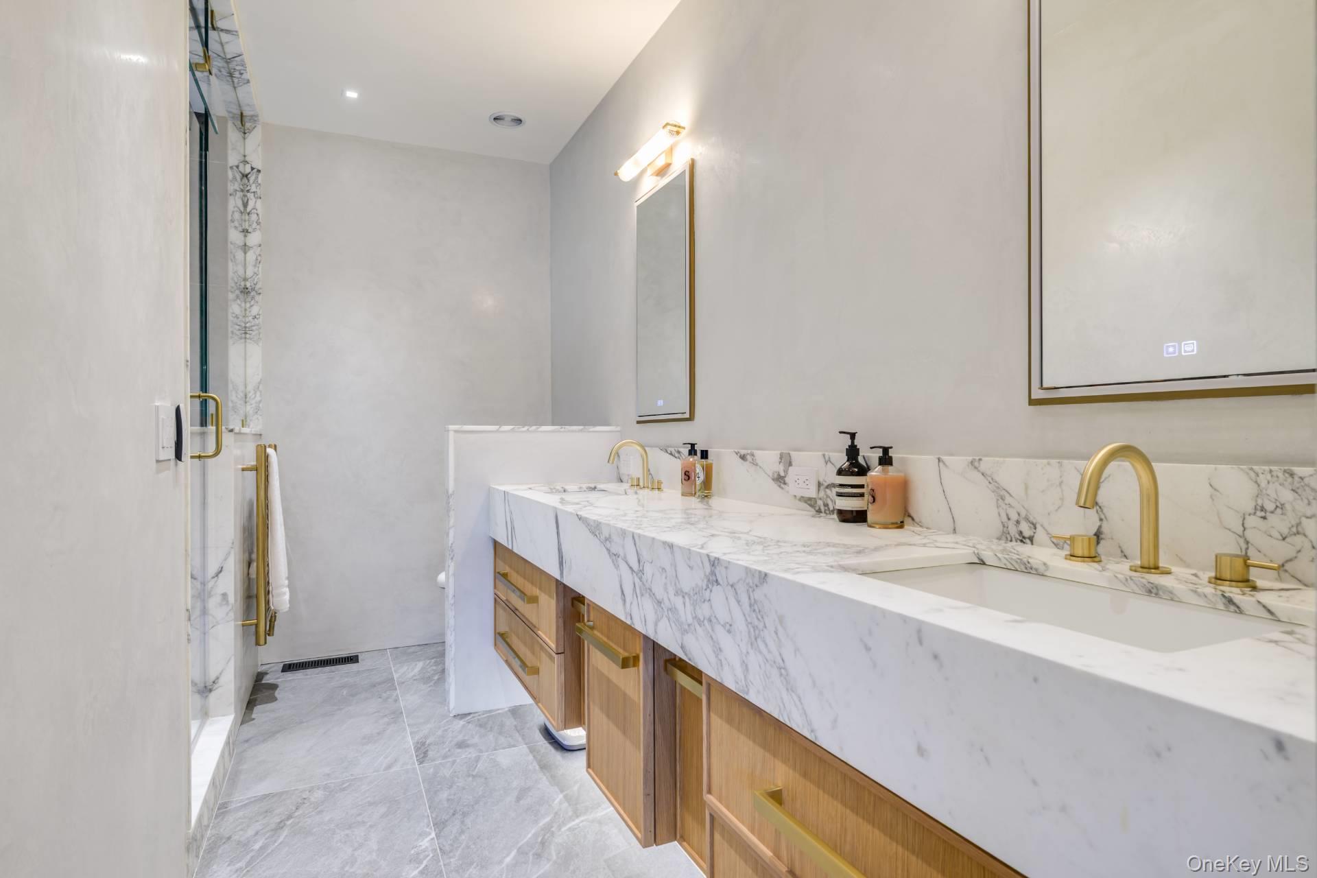 18 Knoll Road, Southampton, NY 11968