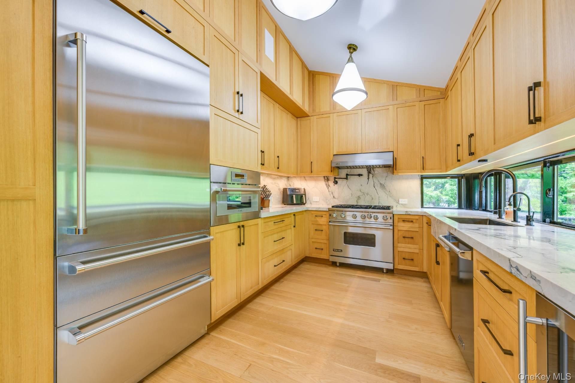 18 Knoll Road, Southampton, NY 11968