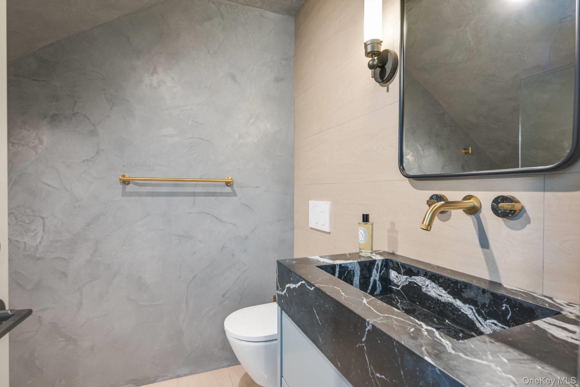 18 Knoll Road, Southampton, NY 11968