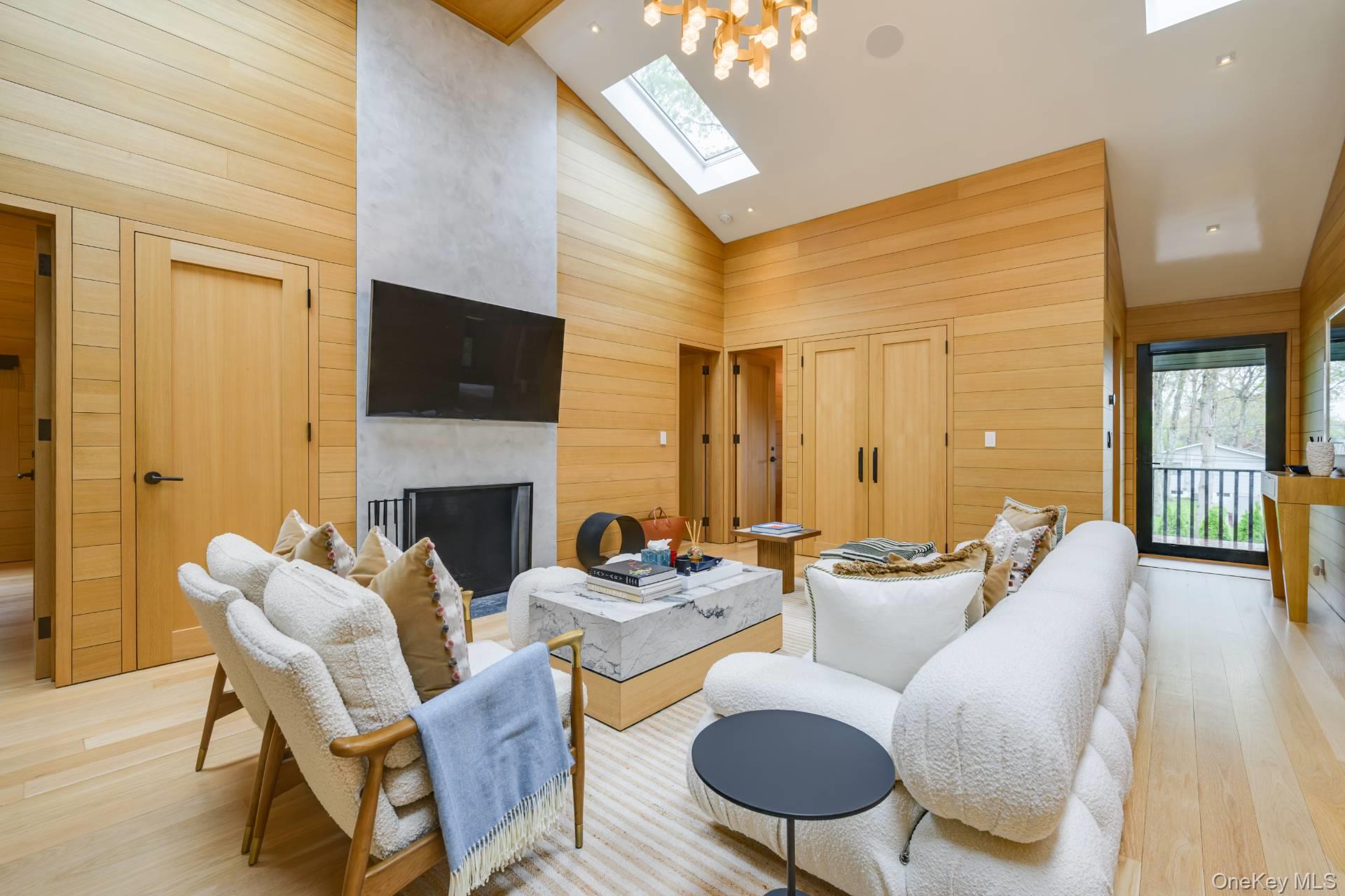 18 Knoll Road, Southampton, NY 11968