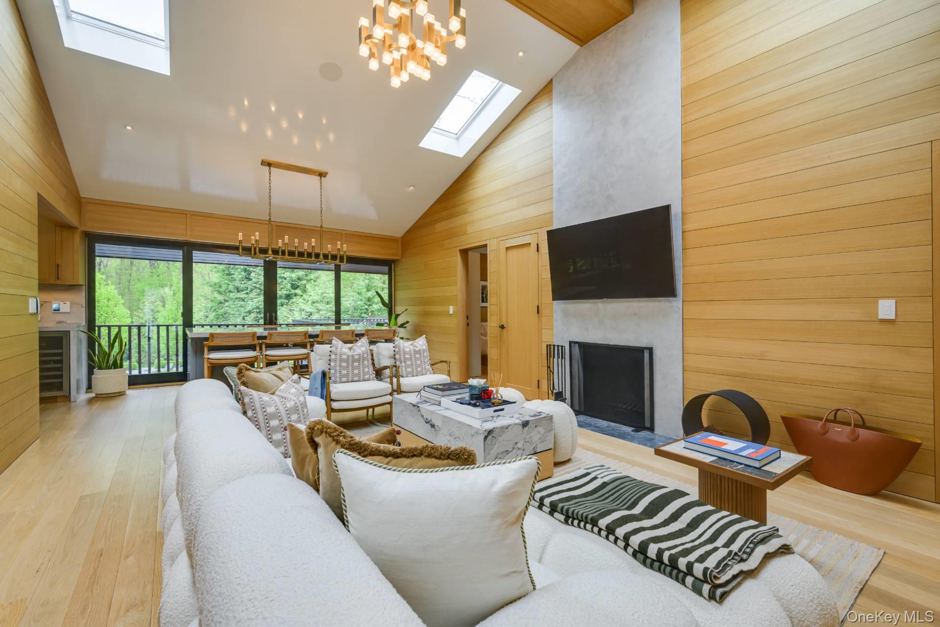 18 Knoll Road, Southampton, NY 11968