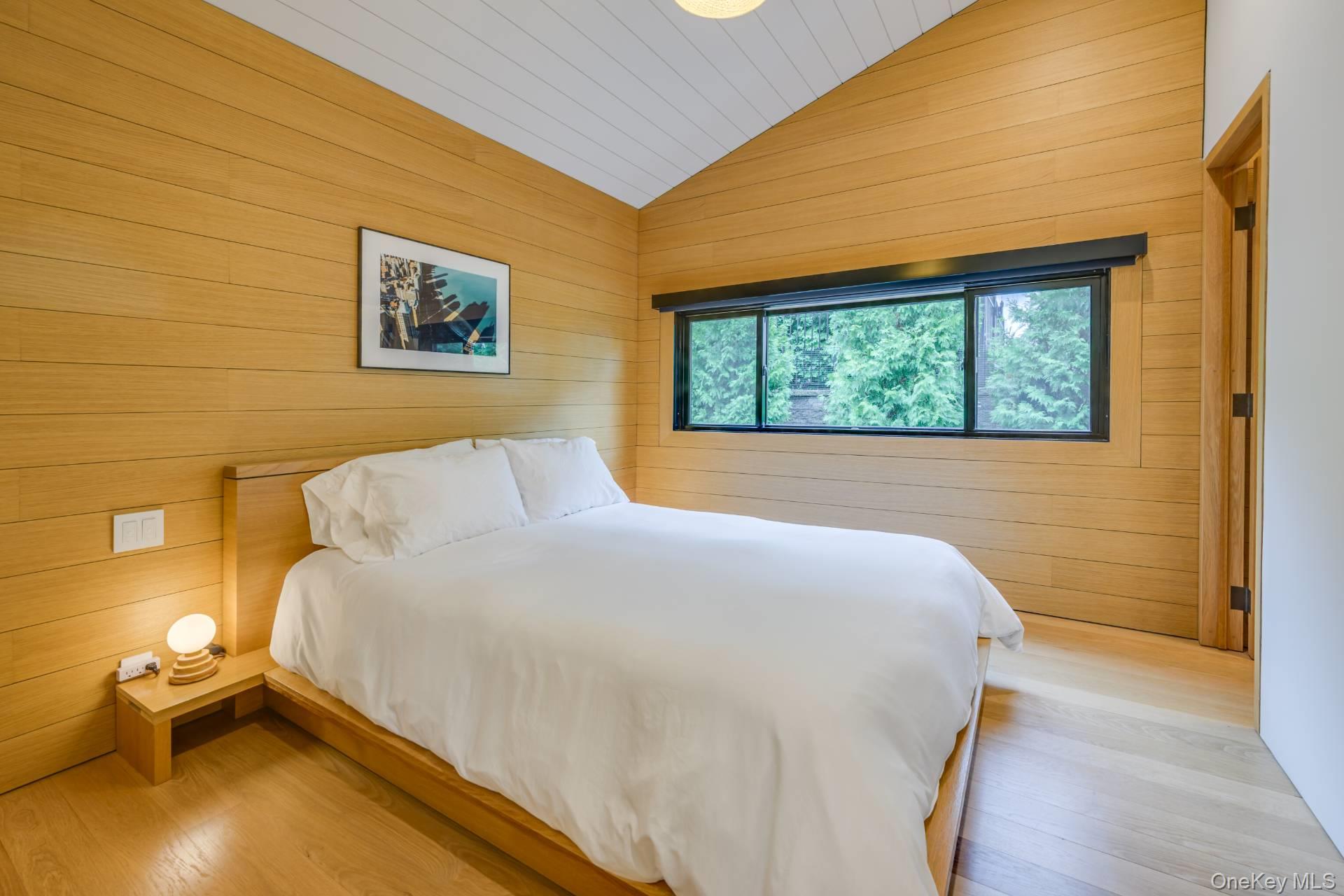 18 Knoll Road, Southampton, NY 11968