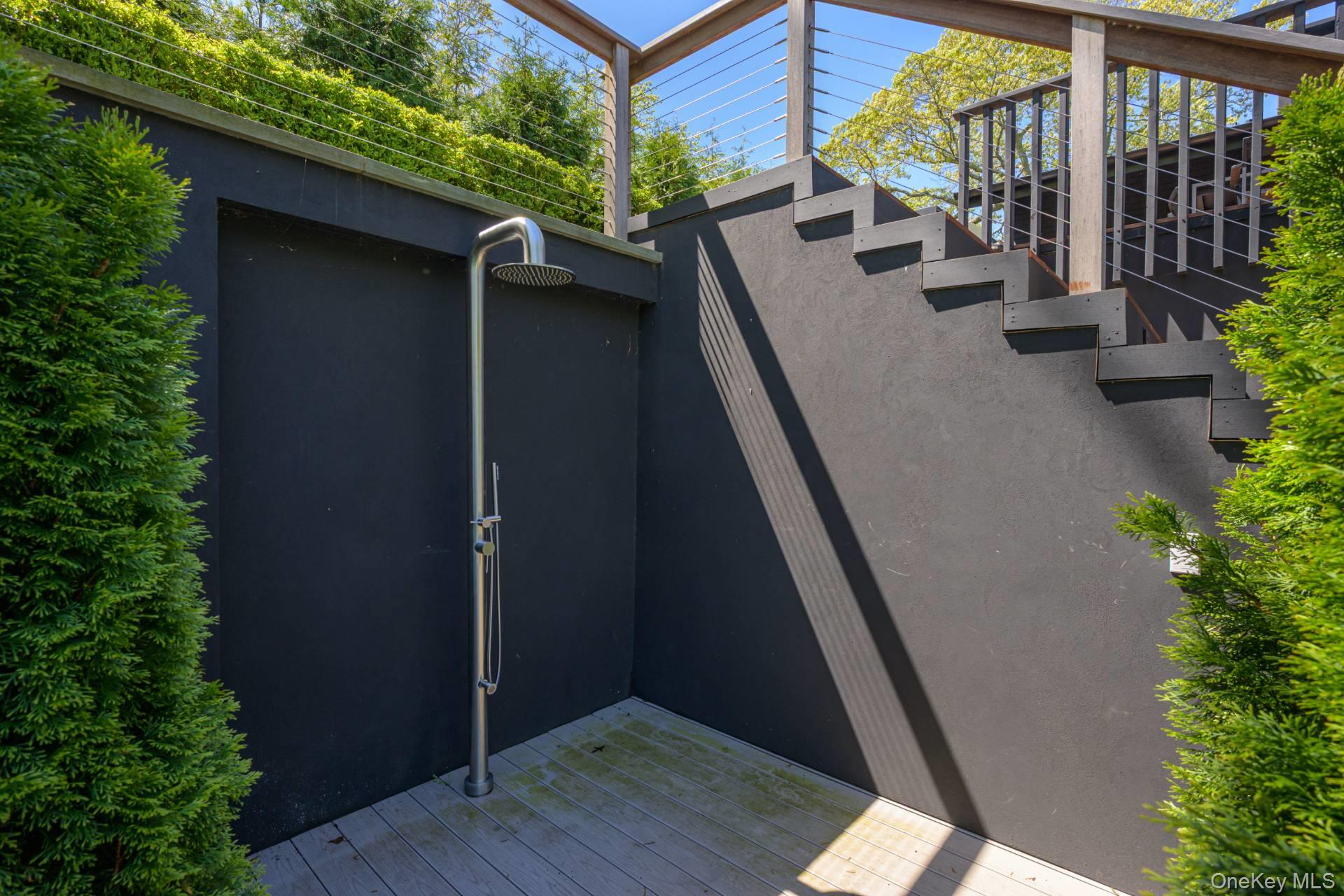 18 Knoll Road, Southampton, NY 11968