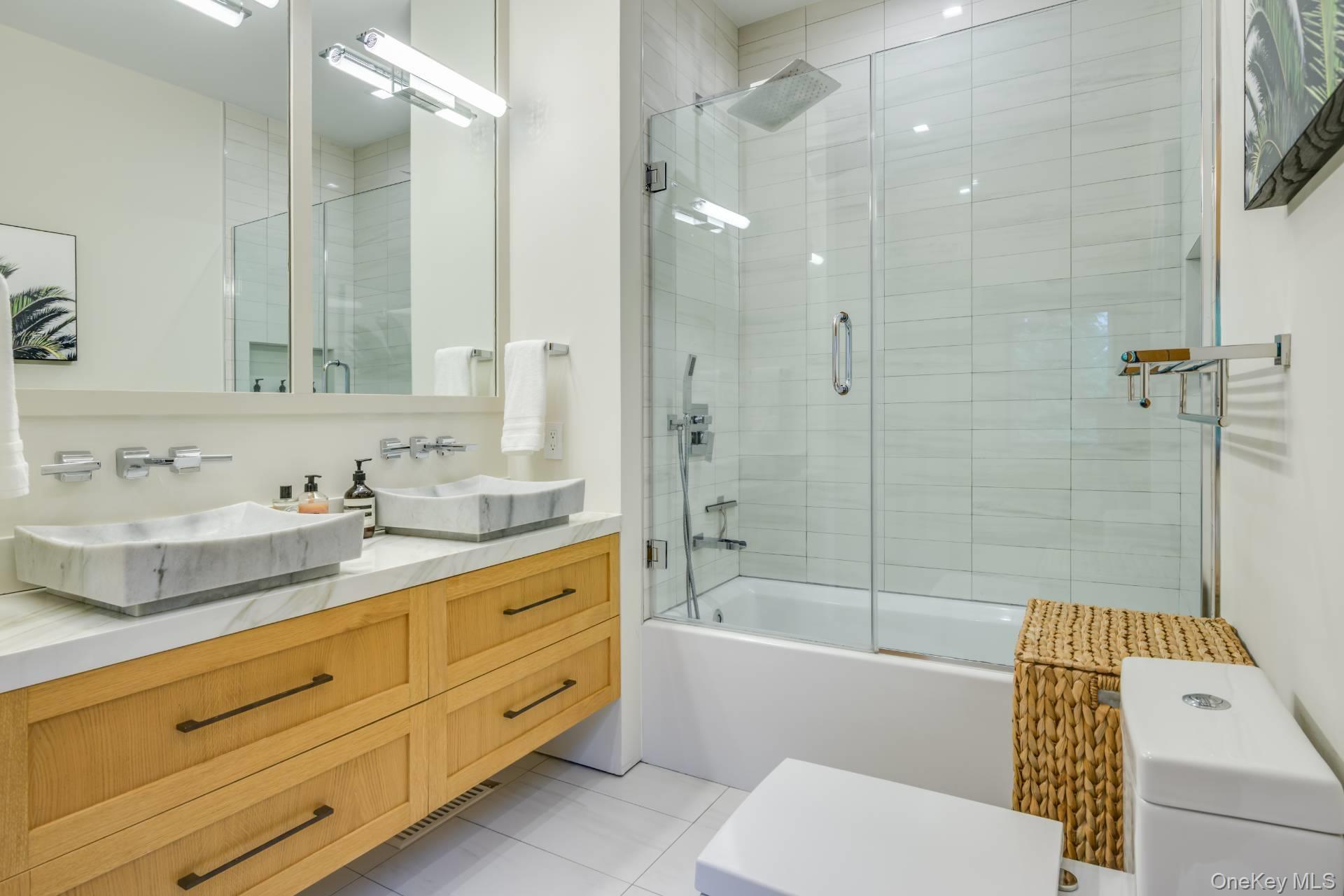 18 Knoll Road, Southampton, NY 11968