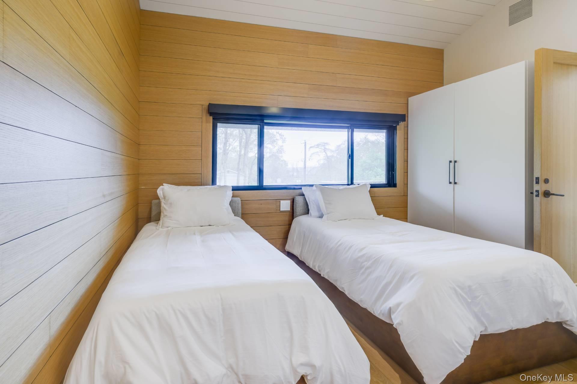 18 Knoll Road, Southampton, NY 11968