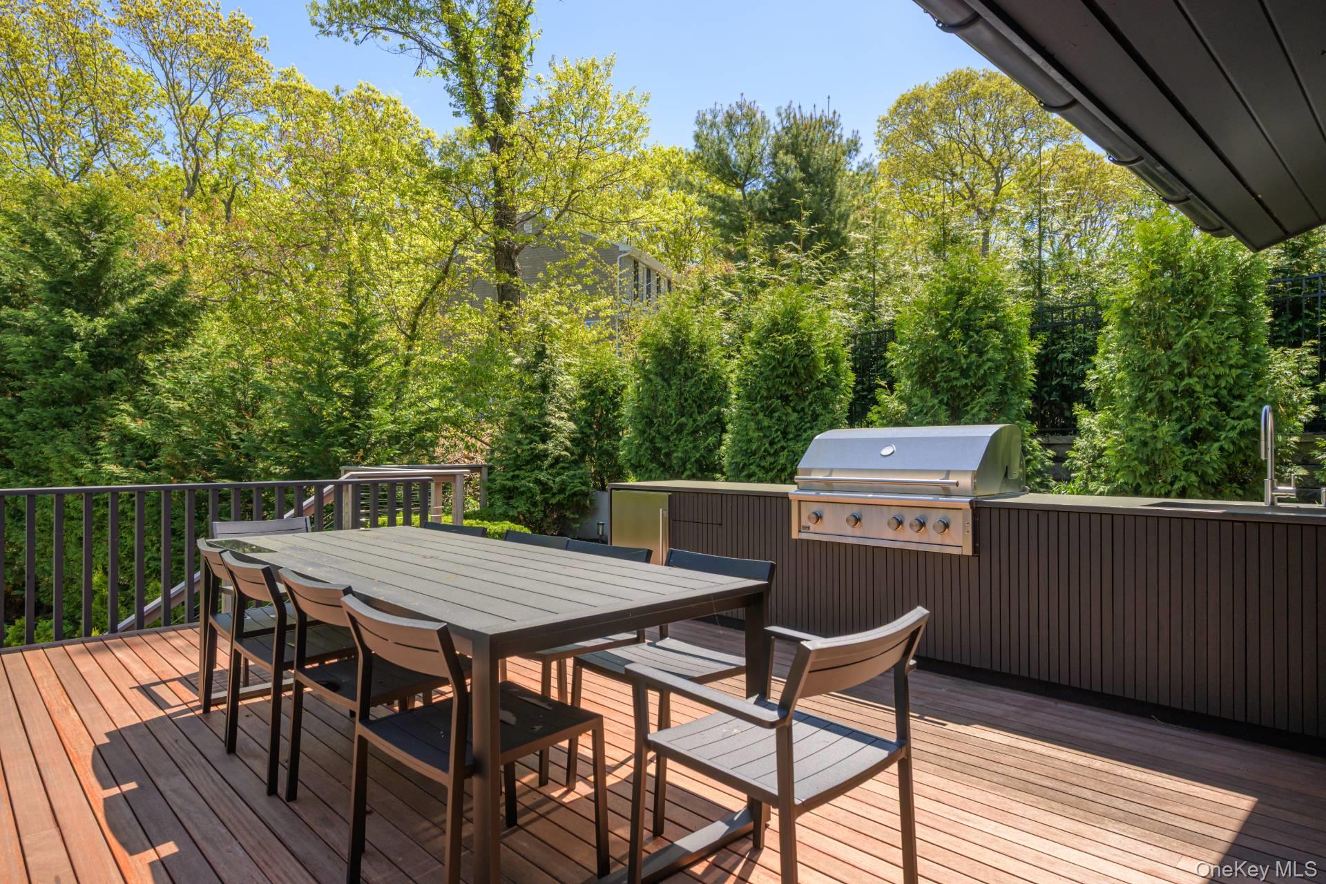 18 Knoll Road, Southampton, NY 11968