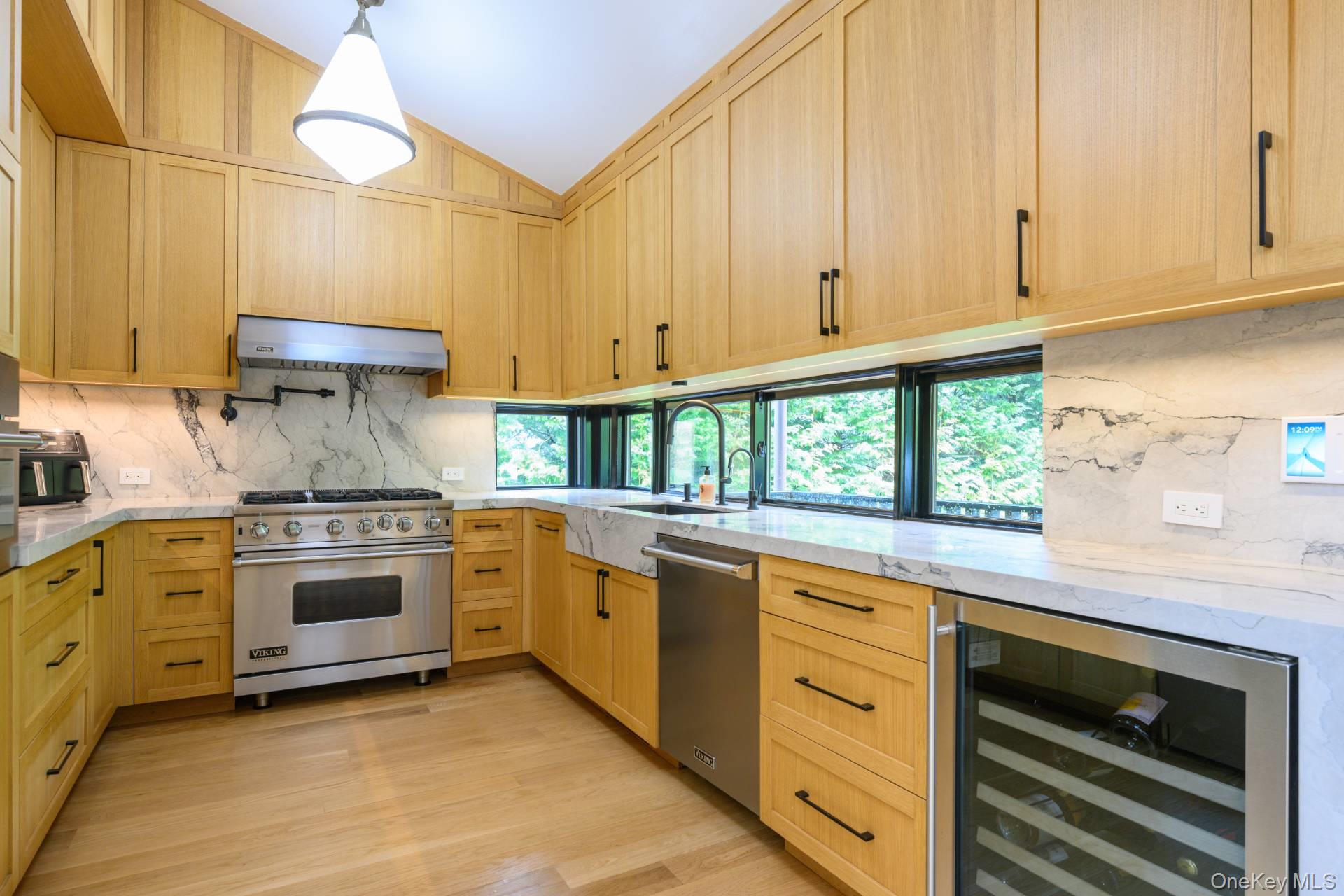 18 Knoll Road, Southampton, NY 11968