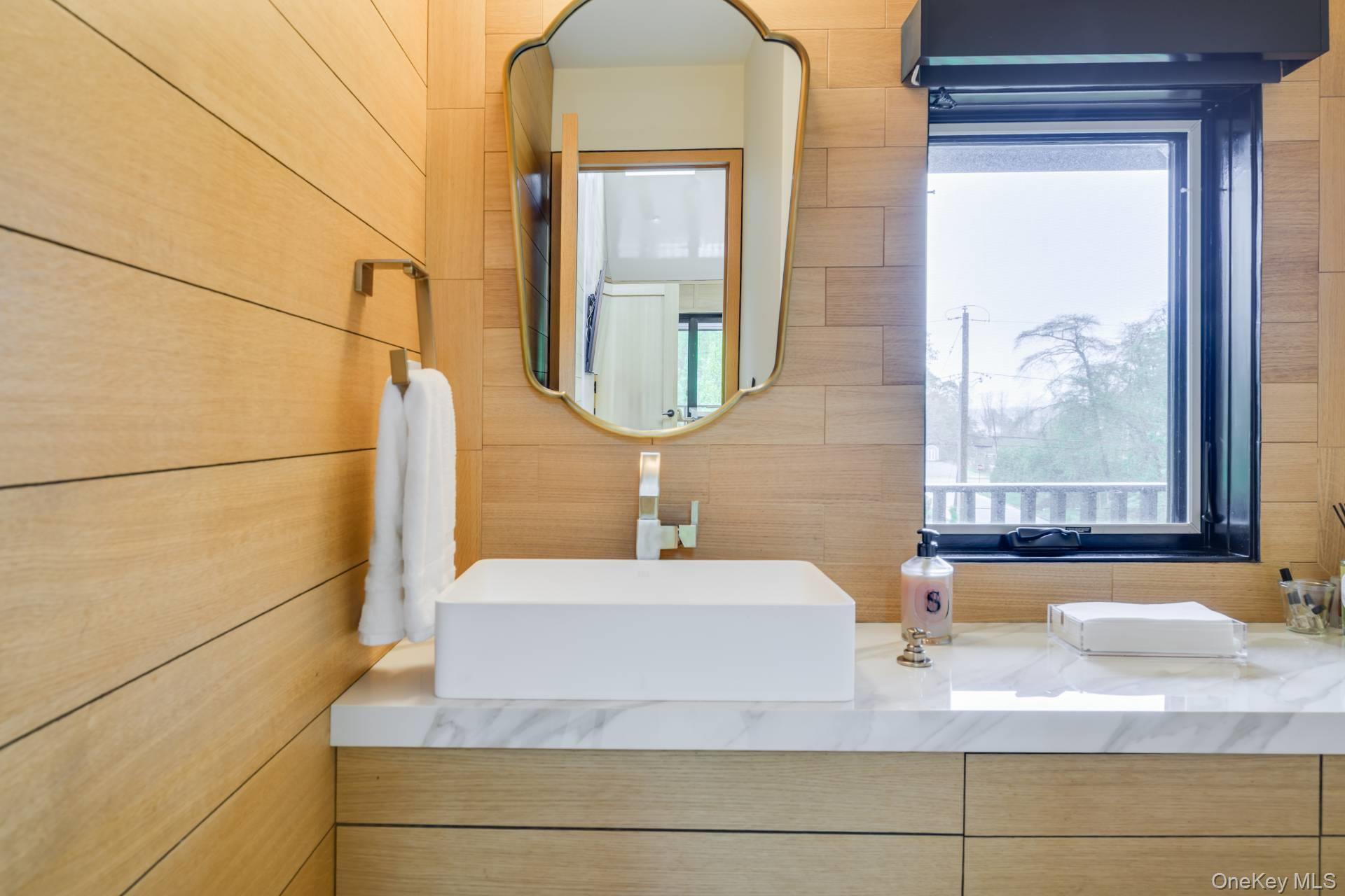 18 Knoll Road, Southampton, NY 11968