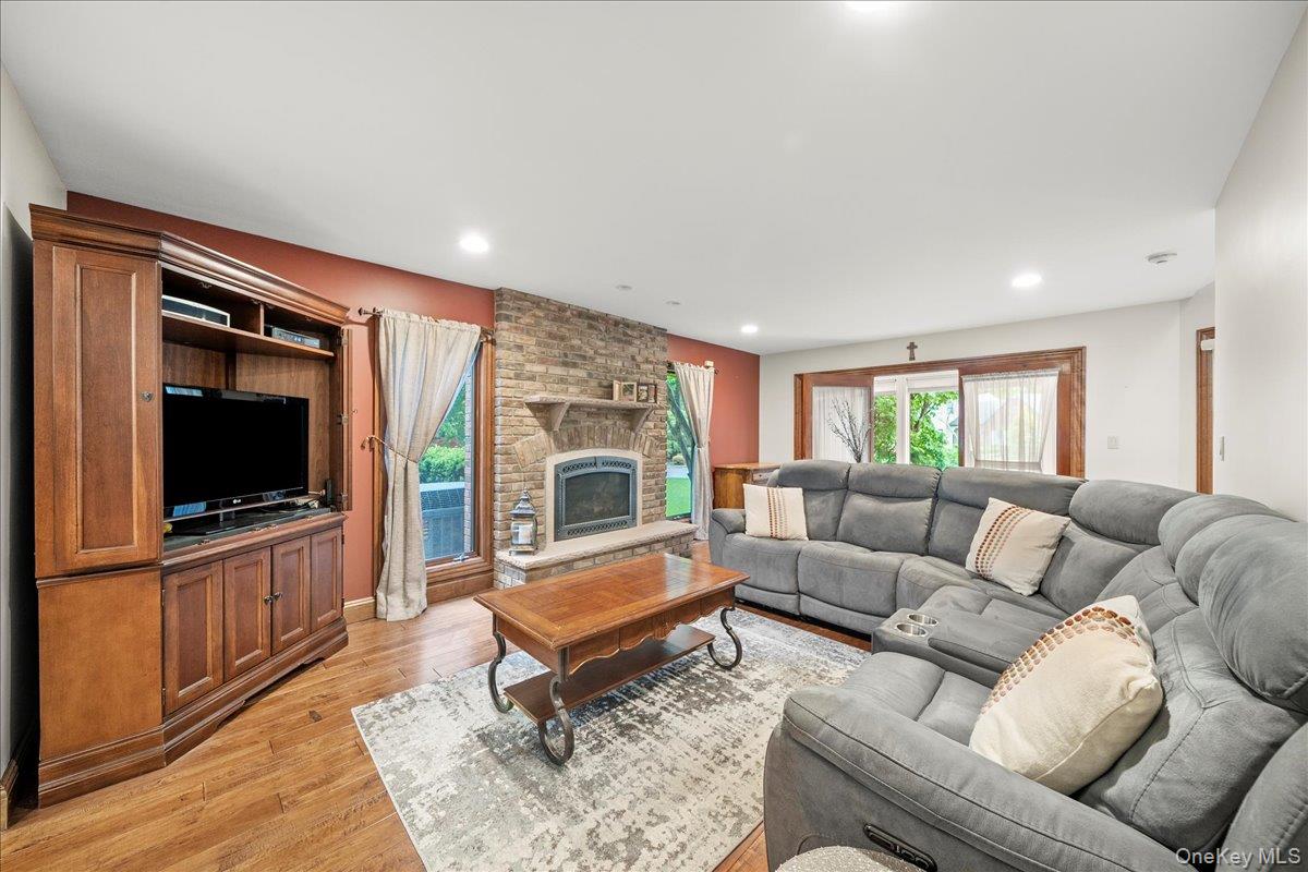 7 Kent Court, Bayport, NY 11705