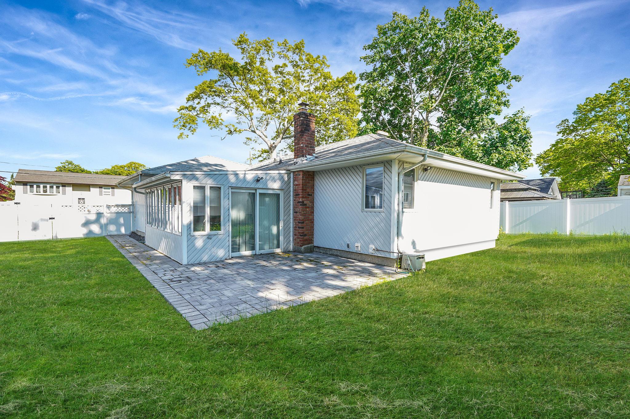 8 Adolphi Place, Ronkonkoma, NY 11779