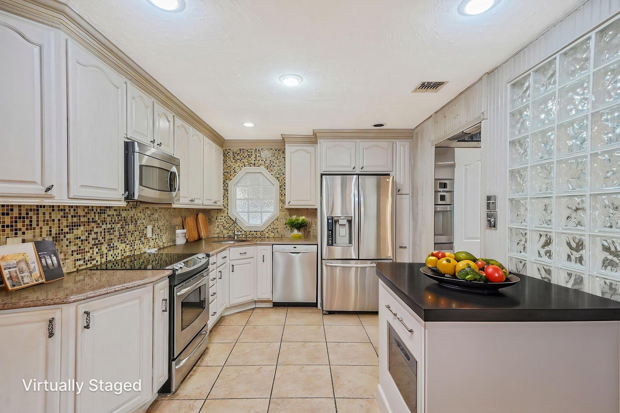 8 Adolphi Place, Ronkonkoma, NY 11779