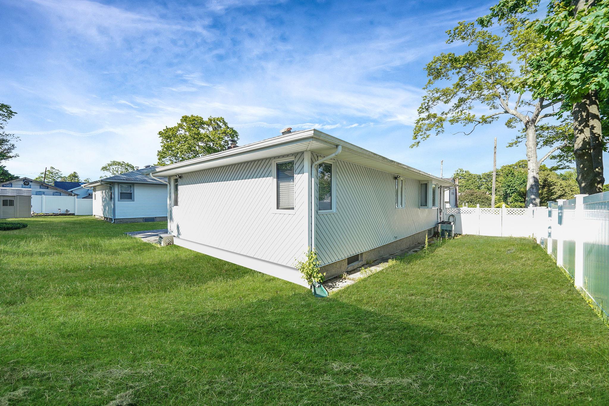 8 Adolphi Place, Ronkonkoma, NY 11779