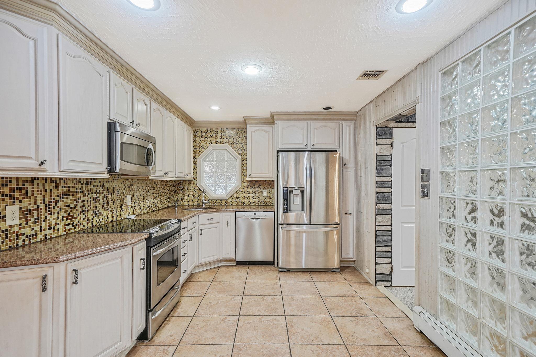 8 Adolphi Place, Ronkonkoma, NY 11779