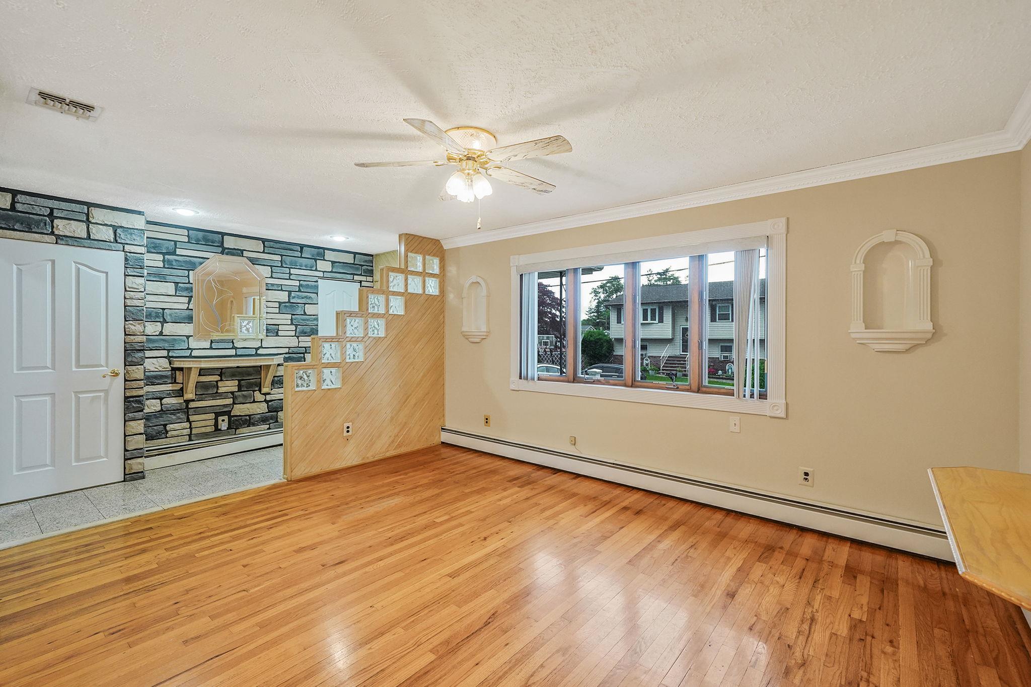 8 Adolphi Place, Ronkonkoma, NY 11779