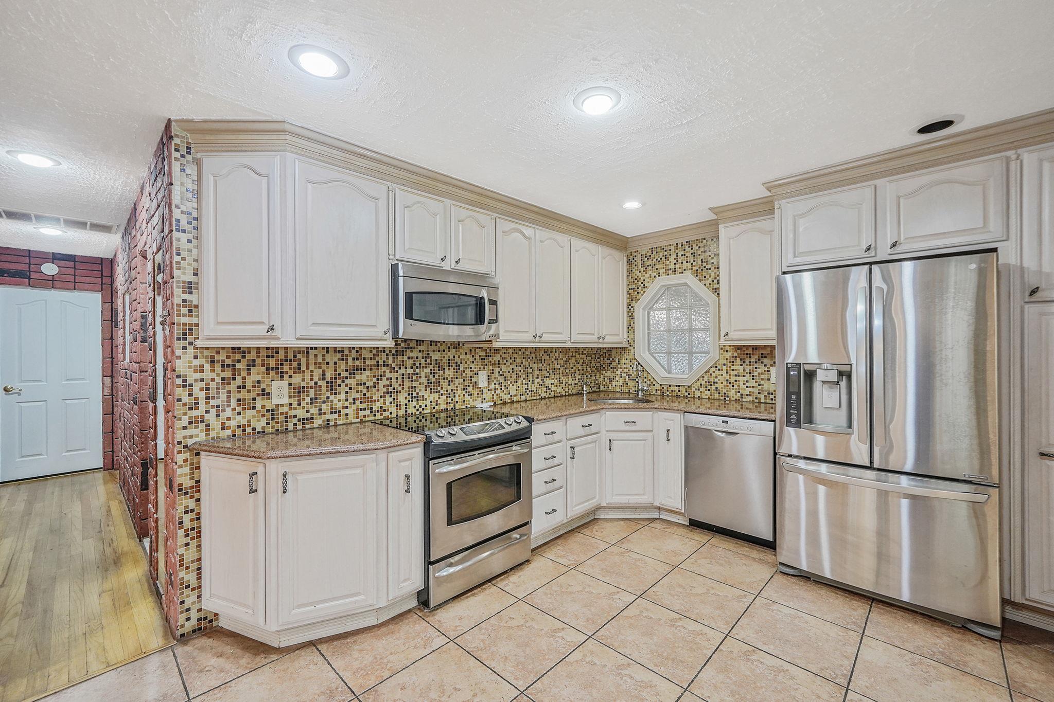 8 Adolphi Place, Ronkonkoma, NY 11779