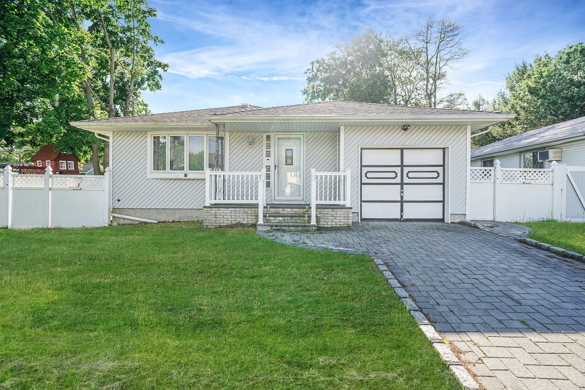 8 Adolphi Place, Ronkonkoma, NY 11779