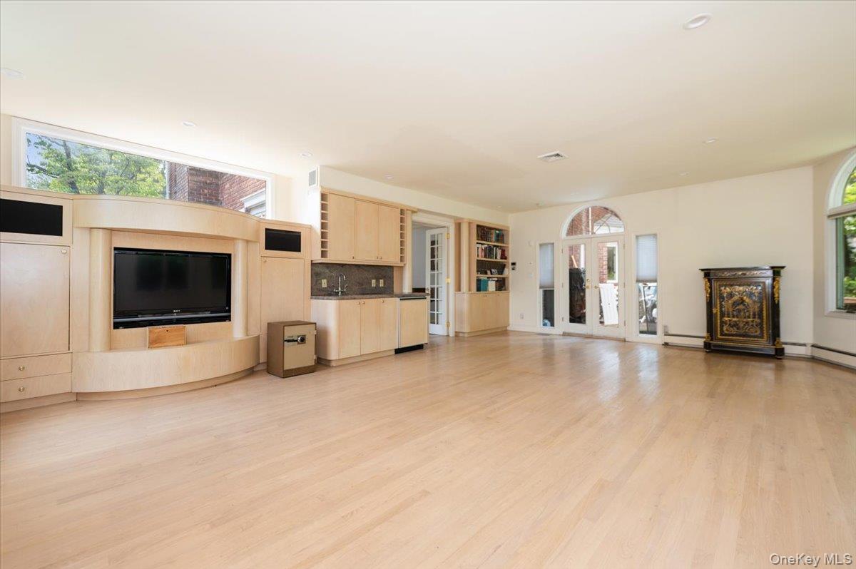 1 Parkside Drive, Great Neck, NY 11021