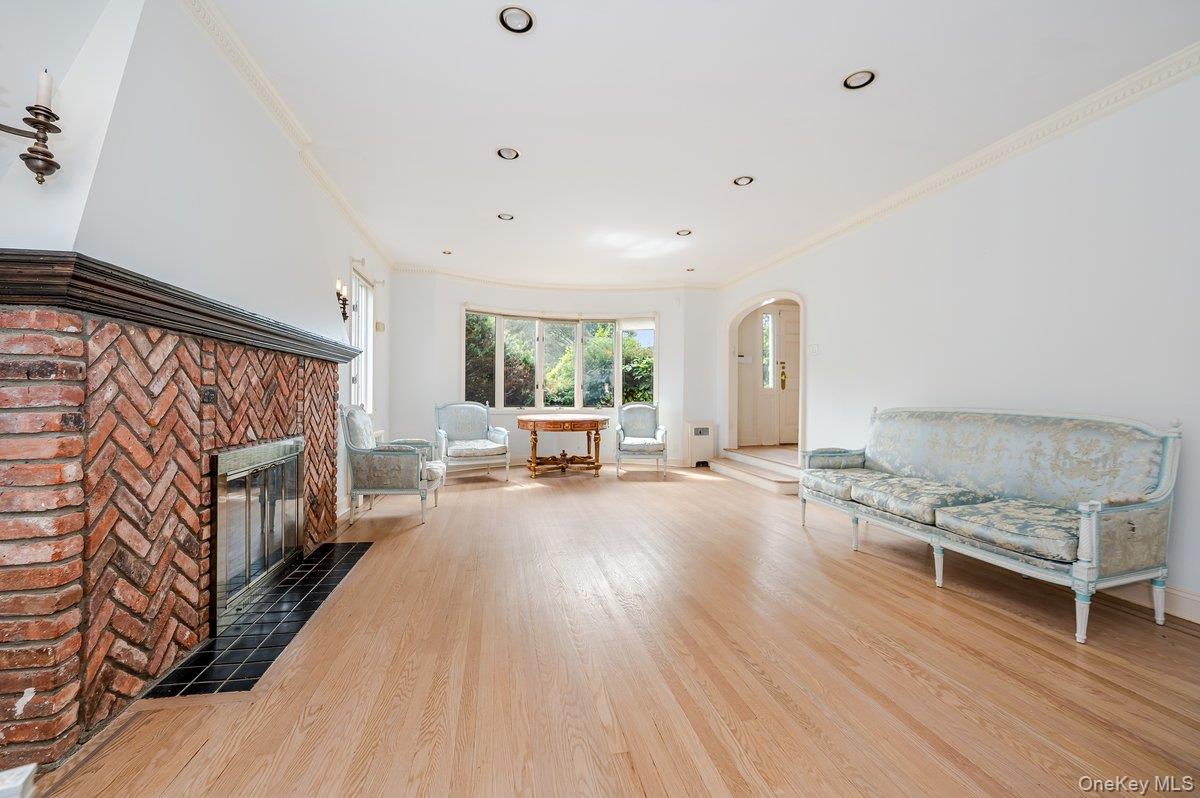 1 Parkside Drive, Great Neck, NY 11021