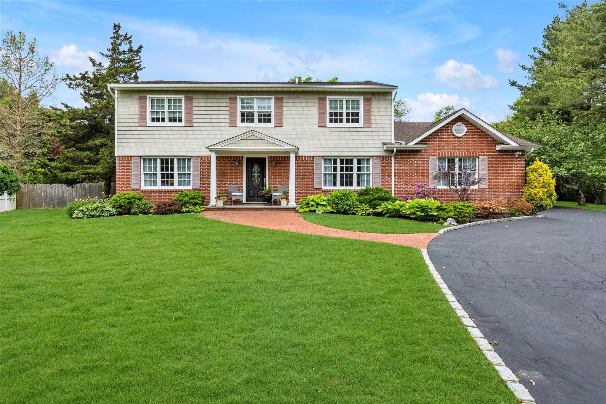 8 Bank Court, Greenlawn, NY 11740