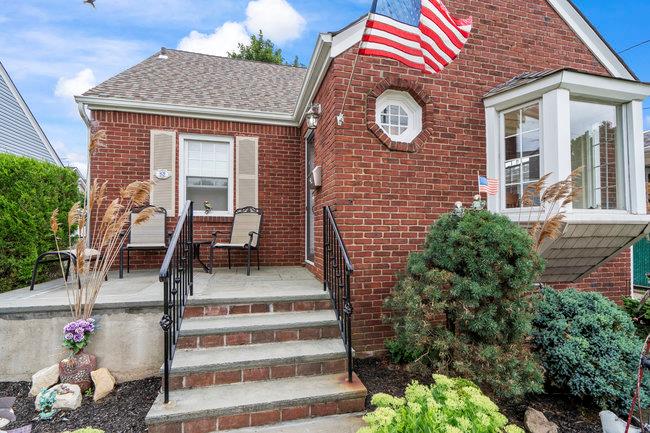 52 Legion Place, Malverne, NY 11565