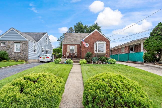 52 Legion Place, Malverne, NY 11565