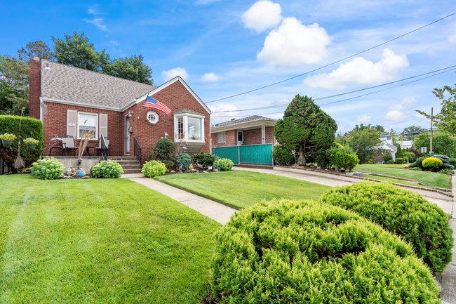 52 Legion Place, Malverne, NY 11565