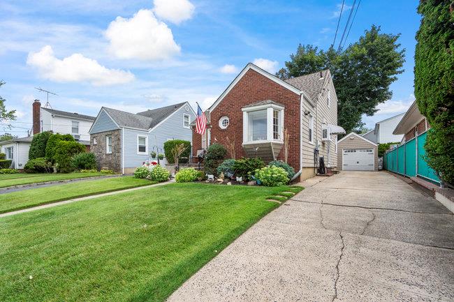 52 Legion Place, Malverne, NY 11565