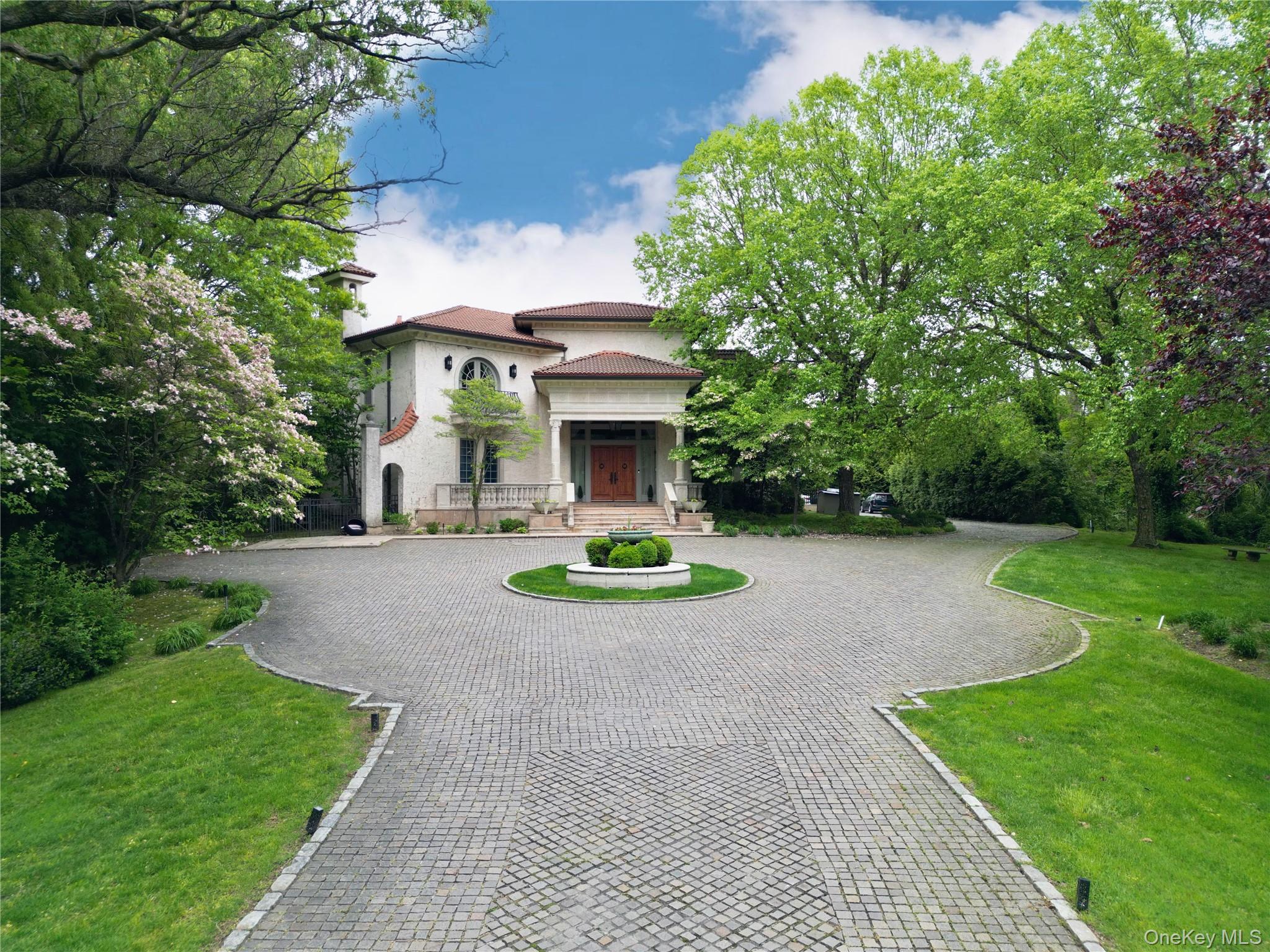 17 Split Rock Drive, Great Neck, NY 11024