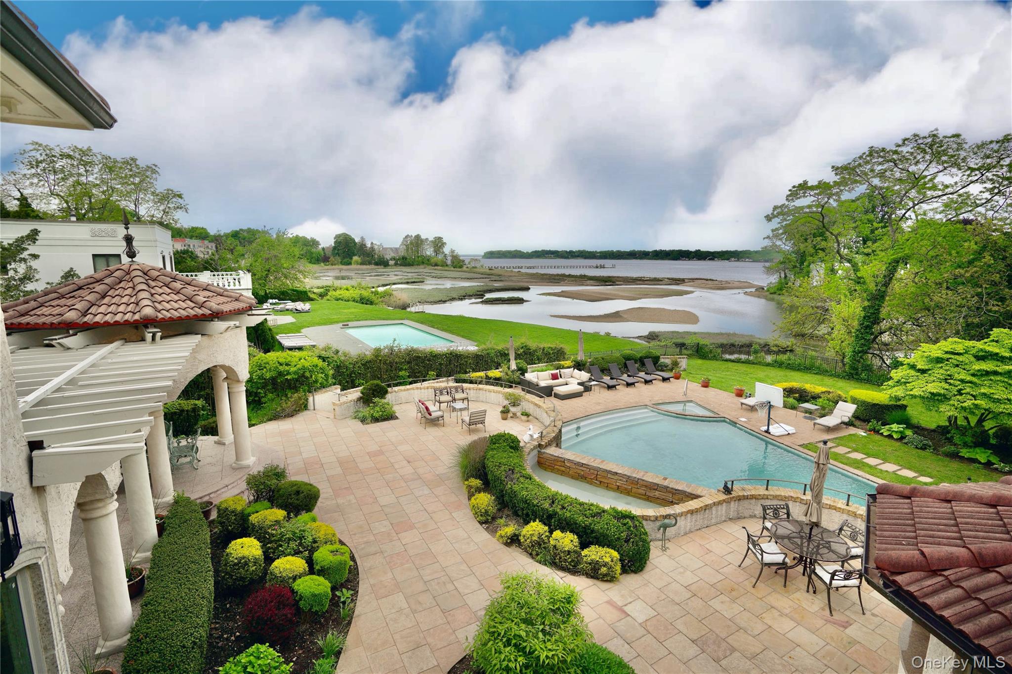 17 Split Rock Drive, Great Neck, NY 11024